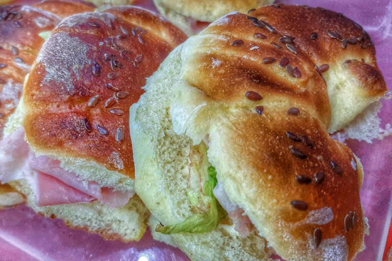 Cornetti brioches: una ricetta facile e gustosa