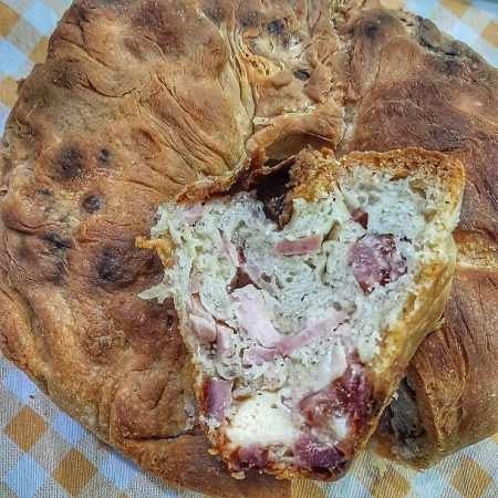Casatiello vs Tortano: Una Tradizione Culinarie Napoletana